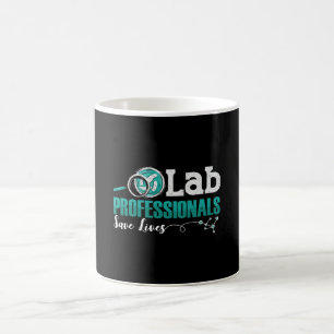 Laboratoriumtechnicus van Lab Professionals redden Koffiemok