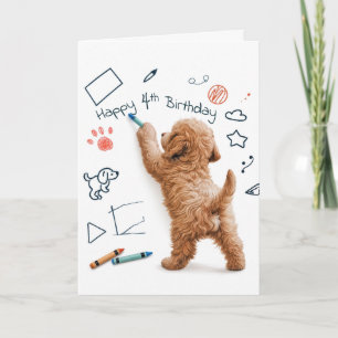 Labradoodle krabbelt voor een 4de verjaardag kaart