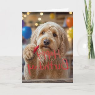 Labradoodle schrijft Happy Birthday op glas Kaart