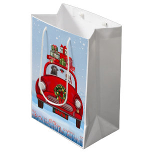 Labrador-hond in auto met kerstman medium cadeauzakje