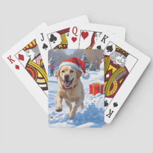 Labrador-hond rent in de sneeuw met kerstmuts pokerkaarten