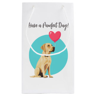Labrador jaune avec sac cadeau de ballon de coeur