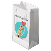 Labrador jaune avec sac cadeau de ballon de coeur (Devant Angle)