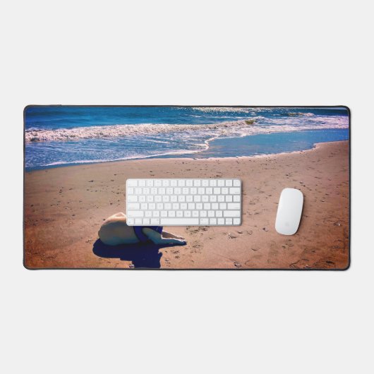 Labrador jaune sur un Cool de plage de sable (Clavier et souris)
