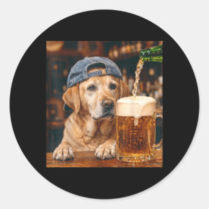 Labrador Retriever die bier drinkt Grappige hond m Ronde Sticker