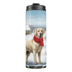 Labrador Retriever-hond in de sneeuw met Kerstmis Thermosbeker