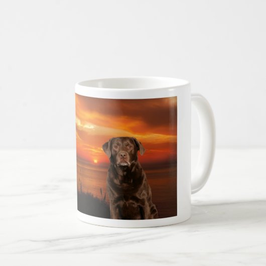Labrador Retriever Hond Zittend naast zonsondergan Koffiemok (Voorkant rechts)