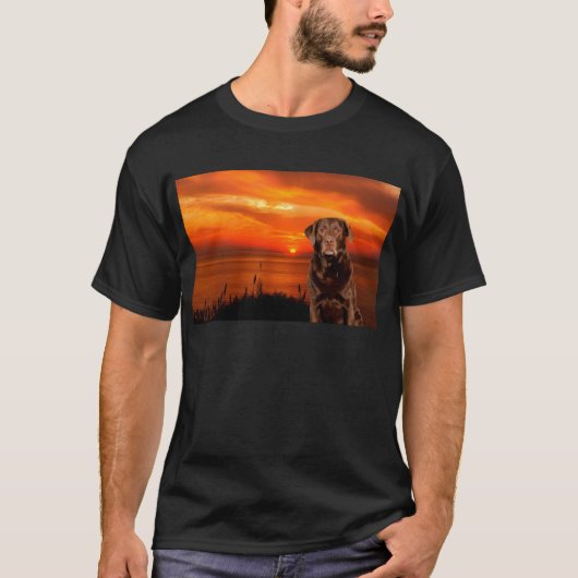 Labrador Retriever Hond Zittend naast zonsondergan T-shirt (Voorkant)