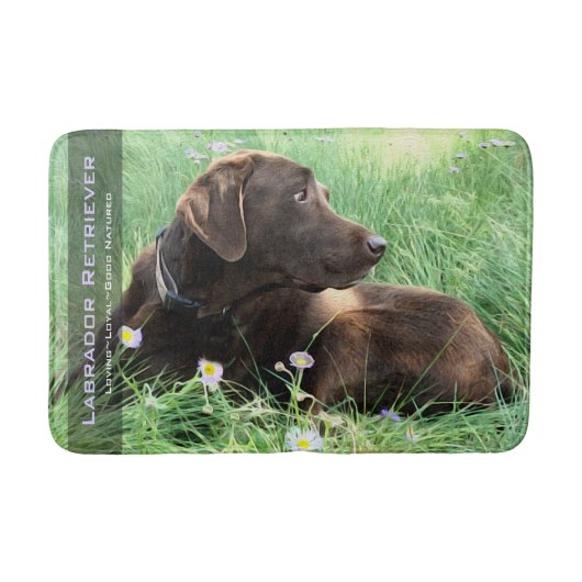 Labrador Retriever in gras en paarse bloemen Badmat (Voorkant)