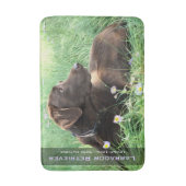 Labrador Retriever in gras en paarse bloemen Badmat (Voorkant Verticaal)