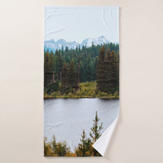 LAC AVEC DES ARBRES SUR LES CÔTÉS (Serviette de bain)
