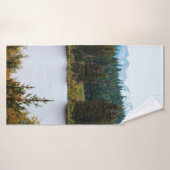 LAC AVEC DES ARBRES SUR LES CÔTÉS (Serviette de bain)