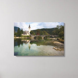Lac Bohinj avec l'église dans la copie de toile d