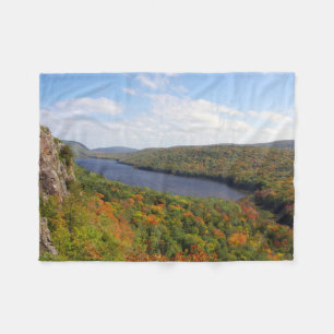 Lac dans la couverture polaire des nuages