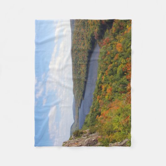 Lac dans la couverture polaire des nuages (Devant)