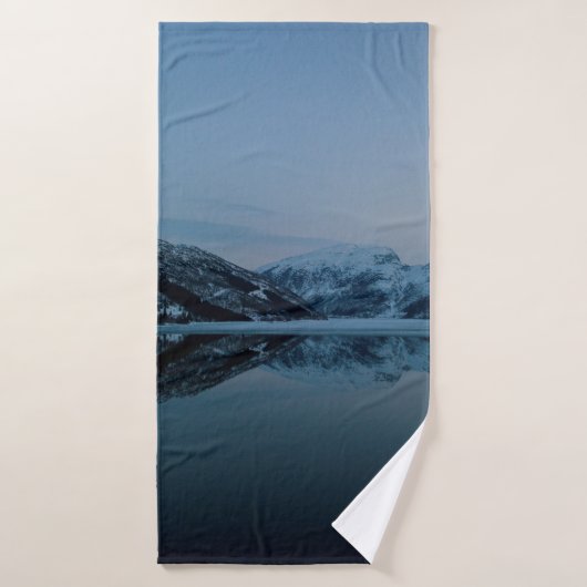 LAC ENTOURÉ DE MONTAGNES (Serviette de bain)