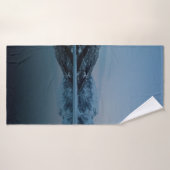 LAC ENTOURÉ DE MONTAGNES (Serviette de bain)