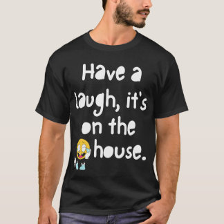 Lach maar, het is een T-shirt van huis