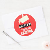 Lach! U bent op camera-stickers Ronde Sticker (Envelop)