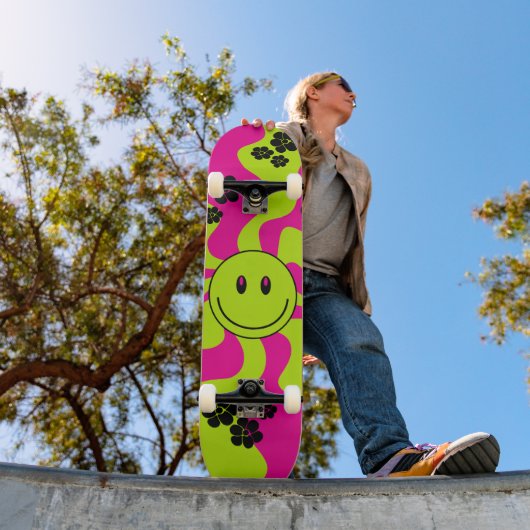 Lachen in limoengroen, heet roze en zwart skateboard (Buiten 1)