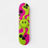 Lachen in limoengroen, heet roze en zwart skateboard (Voorkant)