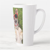 Lachende Dog 40e verjaardag Latte Mok (Rechts)