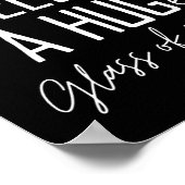 Lachende moeder van de bruidegom heeft een flinke  poster (Hoek)