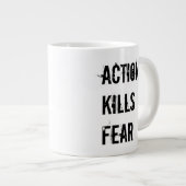 L'action tue la tasse de café enorme de crainte (Devant droit)