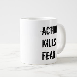 L'action tue la tasse de café enorme de crainte