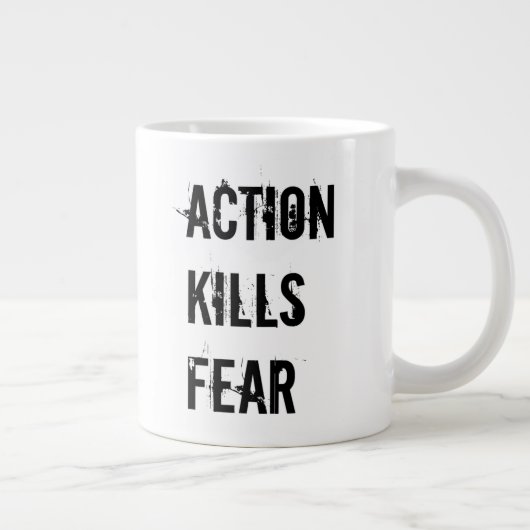 L'action tue la tasse de café enorme de crainte (Droite)