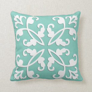 Lacy-cutwork, wit over zeemaand groen kussen