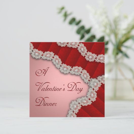 Lacy Red Damask Invitation Saint Valentin (Debout devant)