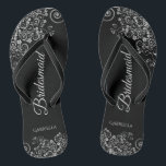 Lacy Silver sur Black Elegant Bridesmaid Mariage<br><div class="desc">Ces tongs de mariage élégants sont une excellente façon de remercier et de reconnaître vos demoiselles d'honneur, tout en donnant à leurs pieds un repos après une longue journée. La belle conception présente un design élégant avec des fraises gris argenté ornées sur un arrière - plan noir et des lettres...</div>