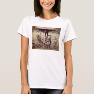 Lady in a rickshaw, c.1890 (gekleurde foto) t-shirt