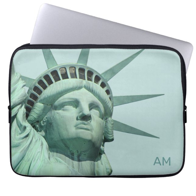 Lady Liberty en Monogram op Light Blue Laptop Sleeve (Voorkant)
