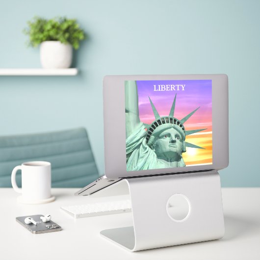 Lady Liberty en Sunrise Sticker (Laptop op bureau)