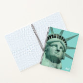Lady Liberty et Monogram sur un cahier sarcelle cl (Intérieur)