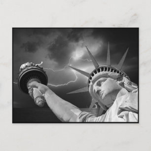 Lady Liberty onder een stormachtige hemel Briefkaart