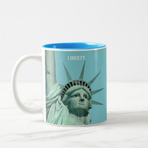 Lady Liberty op luchtblauw Tweekleurige Koffiemok