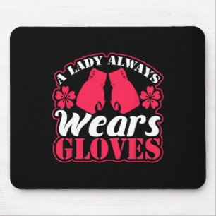 Lady Wears Boxing-handschoenen vechten tegen Gym W Muismat