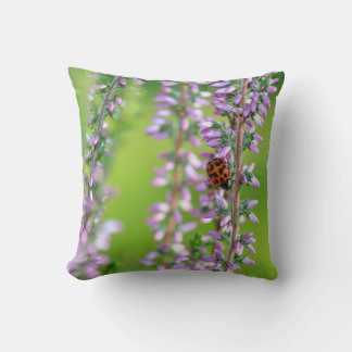 Ladybird auf lila Blume - Kussen