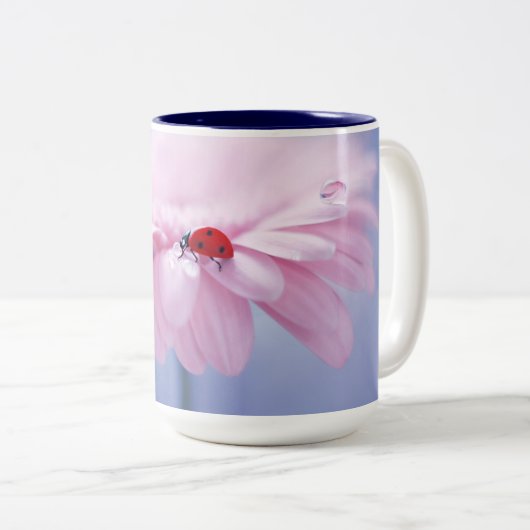 Ladybug et rose Gerbera Daisy Mug à deux tons (Devant droit)