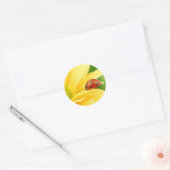 Ladybug in zonnebloemen ronde sticker (Envelop)