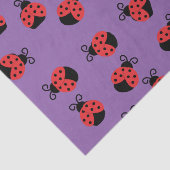 Ladybug ladyvogelkevers op paars tissuepapier (Detail)