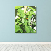 Ladybug op Flowers Canvas Afdruk (Insitu (Houten vloer))