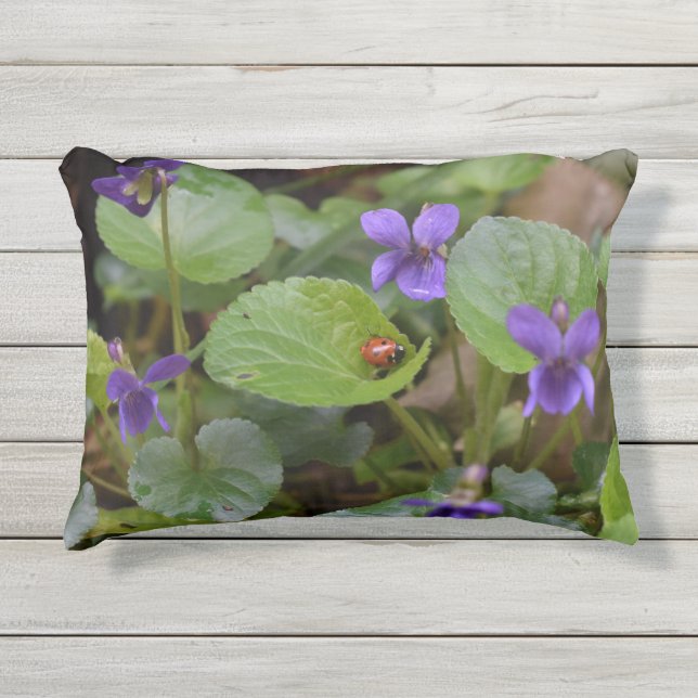 Ladybug op Sweet Violet Flowers Buitenkussen (Voorkant)