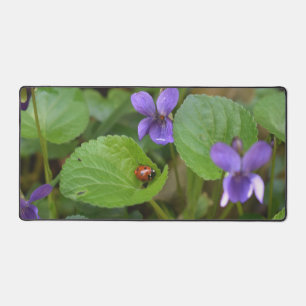 Ladybug op Sweet Violet Flowers Bureaumat