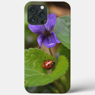Ladybug op Sweet Violet Flowers iPhone 13 Pro Max Hoesje