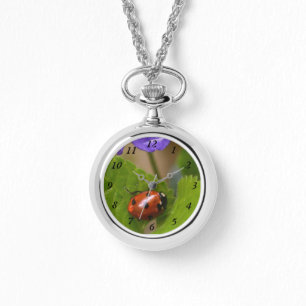 Ladybug op Sweet Violet Flowers Horloge