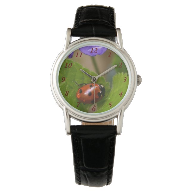 Ladybug op Sweet Violet Flowers Horloge (Voorkant)